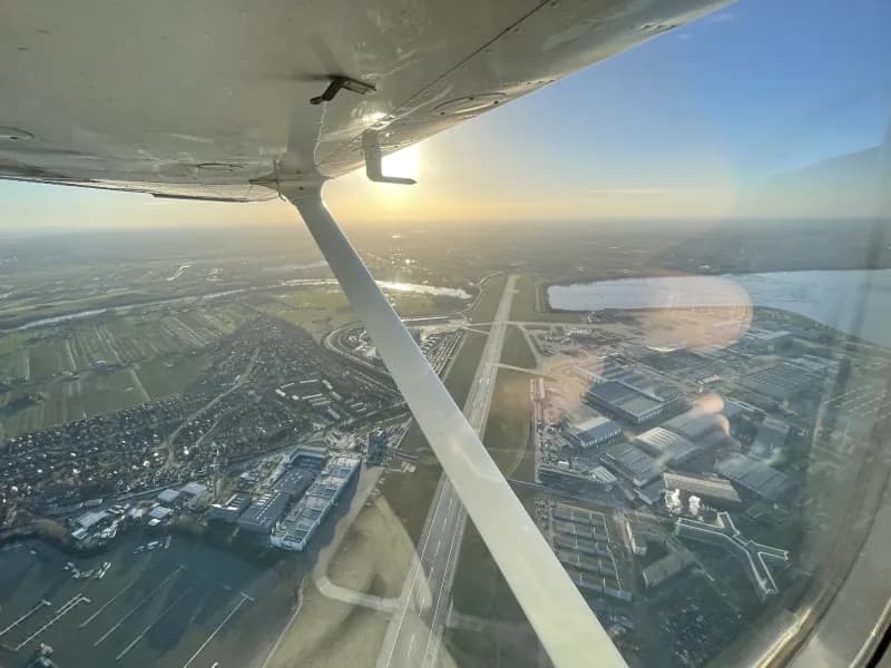 Cessna auf Graspiste eines Flugplatzes